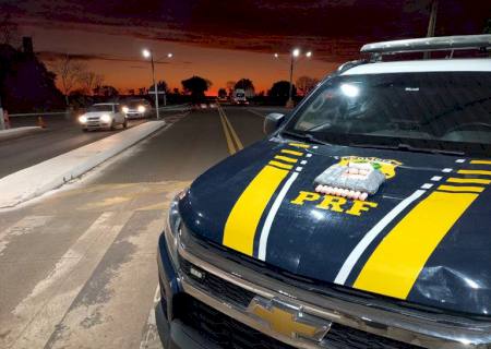 Homem natural da Letônia é preso com 1,3 kg de cocaína presa ao corpo em Terenos