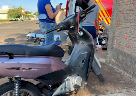 Após colisão entre motonetas, uma motociclista fica ferida e a outra foge do local