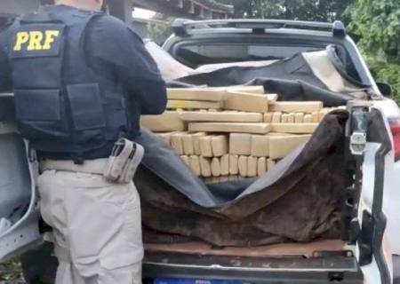 PRF apreende veículo roubado e carregado com 551 kg de maconha em Anastácio