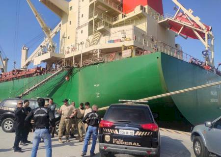 PF apreende 450 kg de cocaína em navio