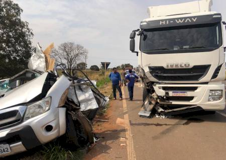 Pai e filho ficam presos às ferragens após colisão de Hilux com carreta na BR-267