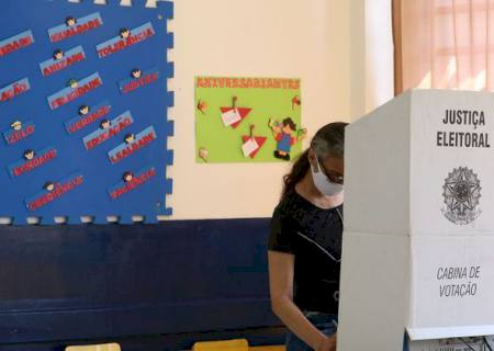 TSE diz que eleitor que se recusar a entregar celular aos mesários não poderá votar