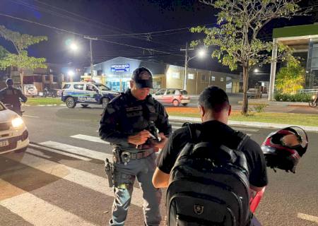 Polícia Milita realiza blitz de trânsito na Moura Andrade