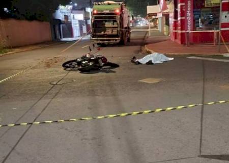 Sem capacete, motociclista morre ao colidir em caminhão de coleta de lixo na Capital