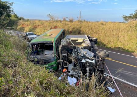 Caminhão e micro-ônibus com trabalhadores de usina colidem na MS-134, região do ''Quebra Carcaça''