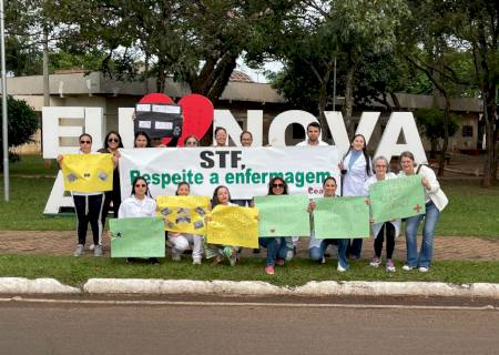 Com faixa e cartazes, enfermagem protesta contra a suspensão da lei piso salarial em Nova Andradina