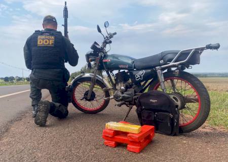 Dupla de moto é presa pelo DOF com sete quilos de maconha na MS-289