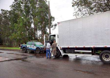 Polícia Ambiental de Naviraí recupera caminhão baú de mudança roubado que seguia para o Paraguai