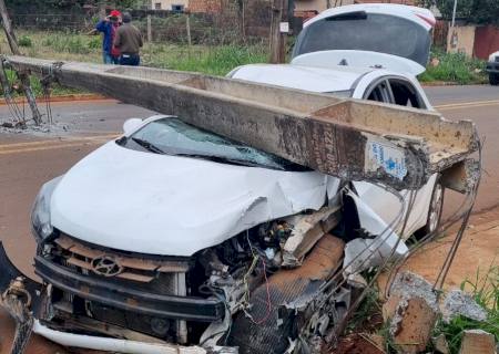 Carro usado em roubos e furtos derruba poste de energia e seis pessoas acabam presas na Capital