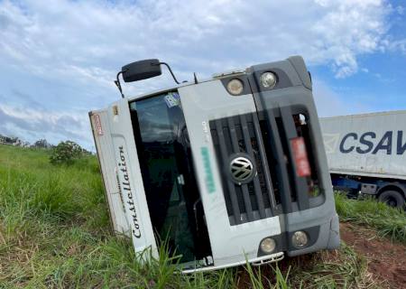 Caminhão sofre aquaplanagem e tomba na MS-276 em Batayporã