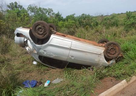 Carro capota na MS-040 e sem sinal de telefone família fica sem socorro por mais de 4h