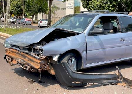 Colisão entre carros é registrada em frente a Prefeitura Municipal de Nova Andradina