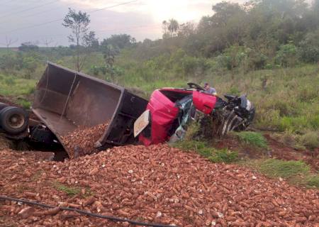 Motorista é socorrido após tombar caminhão carregado com mandioca na MS-141 em Ivinhema