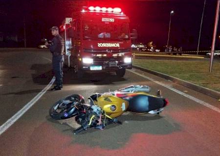 Em Dourados, motociclista morre após perder o controle da direção e bater em rotatória