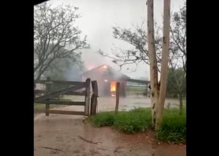 Vídeo: Incêndio causado por raio destrói casa em Assentamento de Nova Alvorada do Sul