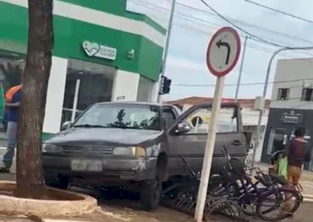 Condutora grávida invade canteiro central em Nova Andradina