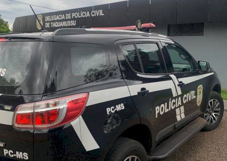 Em Taquarussu, traficante é flagrado deitado no sofá com ''pacotinho'' de drogas nas mãos