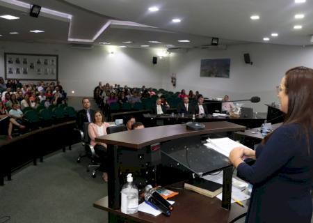 Nova Andradina homenageia professores e médicos com título de menção honrosa