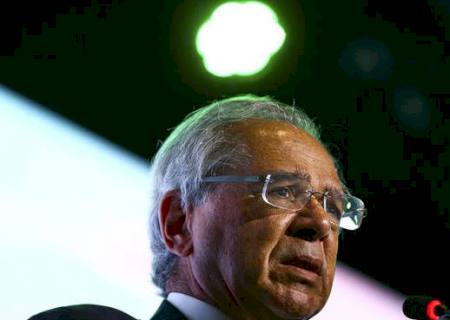 Salário mínimo e benefícios do INSS vão subir de acordo com inflação, afirma Paulo Guedes