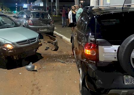 Vídeo: Condutor perde controle e bate em veículos estacionados na Moura Andrade