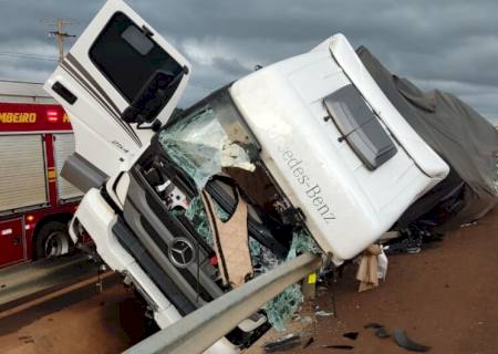 Carreta tomba e motorista fica ferido na BR-163 em Dourados