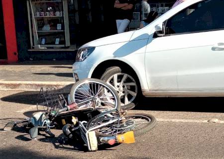 Motorista atinge bicicleta elétrica ao abrir porta do carro na Moura Andrade