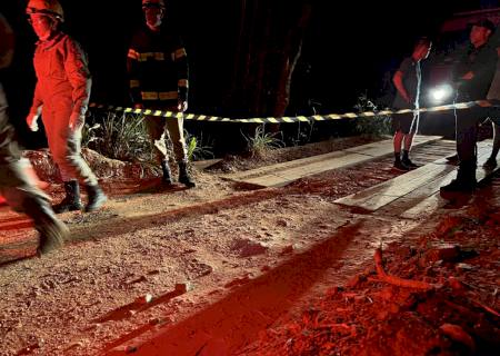 Caminhonete cai de ponte com cabine virada para baixo e três pessoas morrem em Bonito