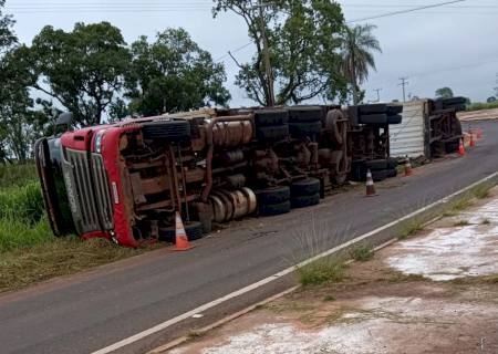 Bitrem tomba entre a BR-267 e MS-134 em Nova Casa Verde