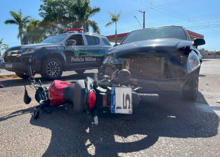 Vídeo: Carro invade preferencial, atinge moto e deixa condutor ferido na Moura Andrade