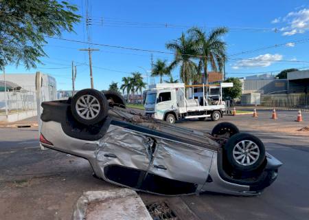 Picape capota após colisão com caminhão em Nova Andradina