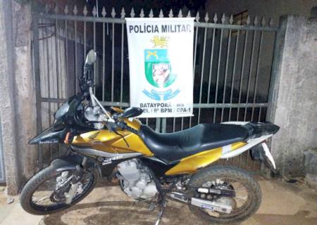 PM apreende moto após condutor fugir e adulterar placa em Batayporã