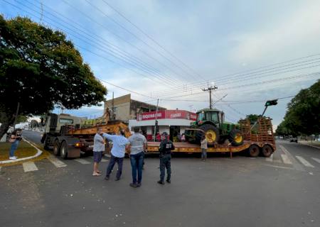 Motorista erra trajeto, trafega na contramão, bate em veículos e derruba semáforo em Nova Andradina