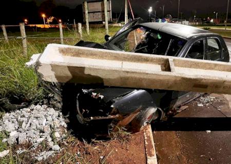 Carro com placas de Nova Andradina colide e derruba poste em avenida de Ivinhema