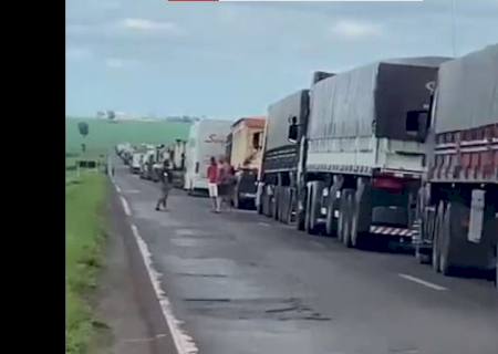 Carreta quebra na BR-376 e gera congestionamento entre Amandina e Ivinhema