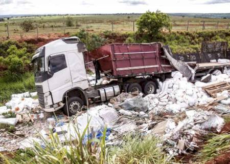 Carreta carregada com porcelanato e bandejas de isopor tomba na BR-163 em Campo Grande