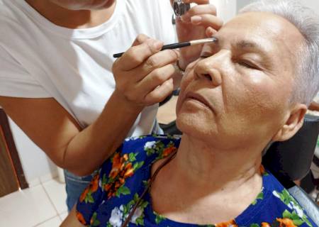 Projeto voluntário em parceria com a SMAS garantiu dia de beleza para moradoras do Lar Santo Antônio