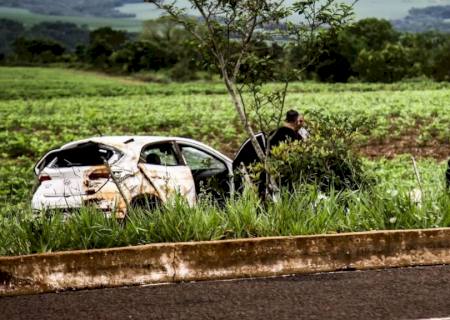 Carro capota em ultrapassagem mal sucedida na BR-262 em Campo Grande