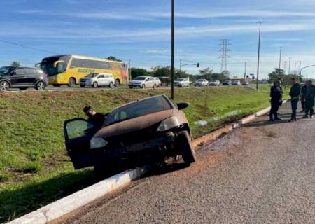 Homem abandona carro, invade residência e morre dentro de piscina em Campo Grande