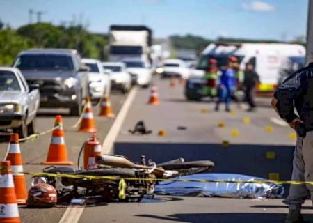 Motociclista com ferimentos de facas cai na pista e é arrastado por caminhão em Campo Grande