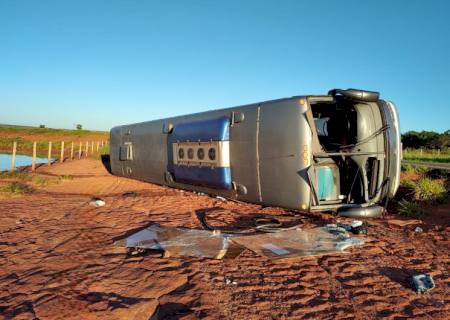 Ônibus com bolivianos tomba na MS-040 em Santa Rita do Pardo