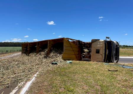 Carreta carregada com cana-de-açúcar tomba na MS-473 em Nova Andradina