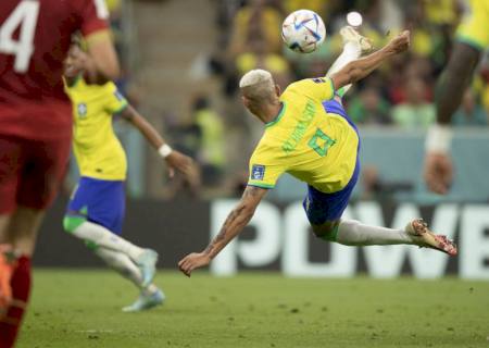 Gol de voleio de Richarlison é eleito o mais bonito da Copa do Catar