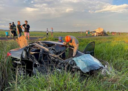 Condutor fica ferido após invadir pista e colidir de frente com carreta em Nova Andradina