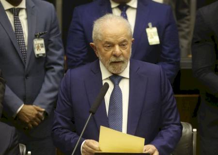 Em seu primeiro dia como presidente, Lula assina 52 decretos e 4 MPs