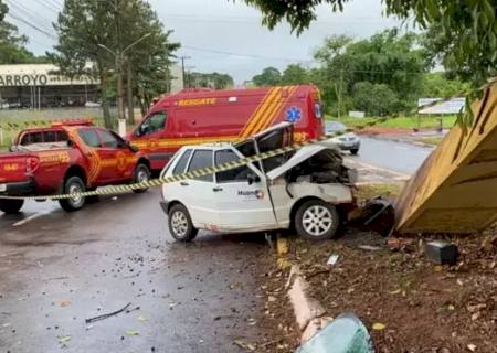 Empresário morre ao colidir carro em estrutura de concreto na cidade de Amambai