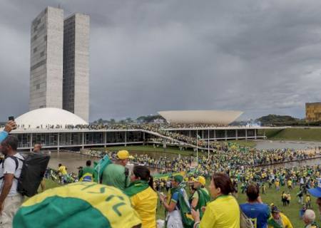 Manifestantes furam bloqueio da Polícia Militar e invadem Congresso Nacional