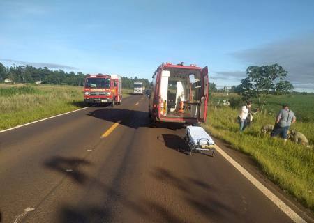 Após colidir em moto, carro capota várias vezes e 4 morrem ao serem arremessados