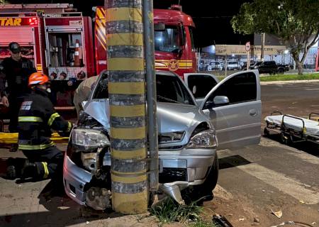 Em Nova Andradina, três jovens ficam feridas, após condutora perder controle e colidir carro em poste