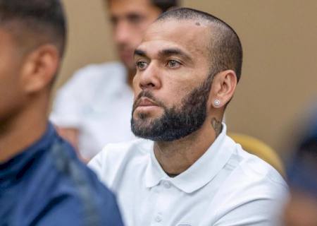 Daniel Alves é formalmente indiciado na Espanha suspeito de estuprar mulher em boate