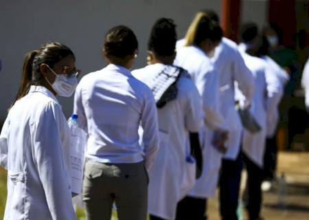 Brasil tem 546 mil médicos; proporção é de 2,56 por mil habitantes